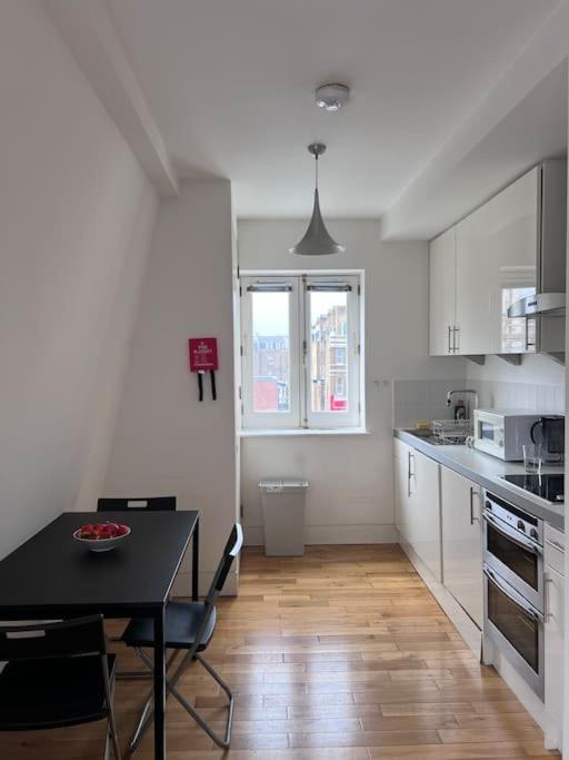 Central , Bright And Modern Flat Up To 4 People London Bagian luar foto